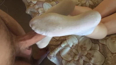 穿了一天的小白袜足交 看简戒